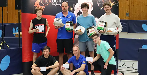 Bild: Die Preisträger des Clickball-Cups in Fulda um Sieger Robert Göpfert (1. Reihe, links / © FV Horas)