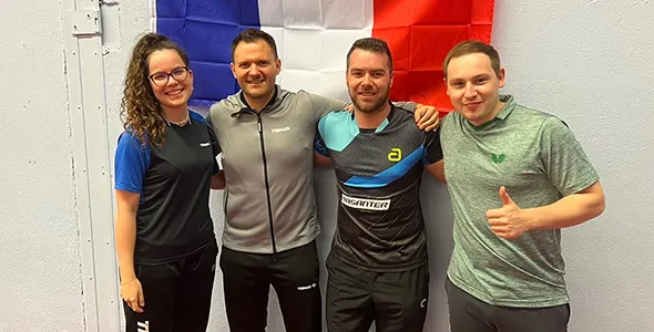 Bild: Der Coach der Lebruns, Nathanael Molin (2. v. l.), zeigt den deutschen Besuchern - darunter Lucas Krenzer (r.) - sein Reich (©privat) 