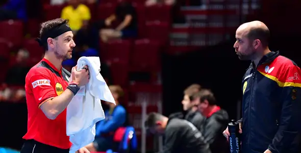 Bild: Tipps für Routinier Boll: Lars Hielscher als DTTB-Chefcoach in Malmö. (©ETTU)