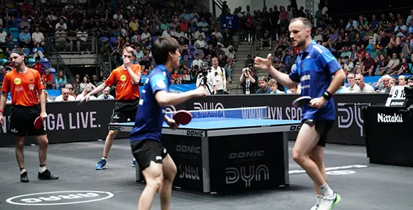 Bild: Shunsuke Togami und Simon Gauzy feiern den entscheidenden Punkt, Timo Boll war das Happy End nicht vergönnt (©Fabig)