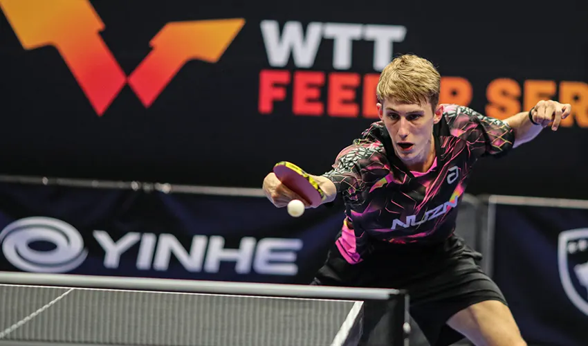 Gelungener Auftakt: Tom Schweiger zieht mit einem 3:0-Sieg in das Achtelfinale des WTT Feeders Berlin ein (©WTT)